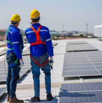 Technicians,Are,Inspecting,Standards,Of,Solar,Panels,On,Roof,Of