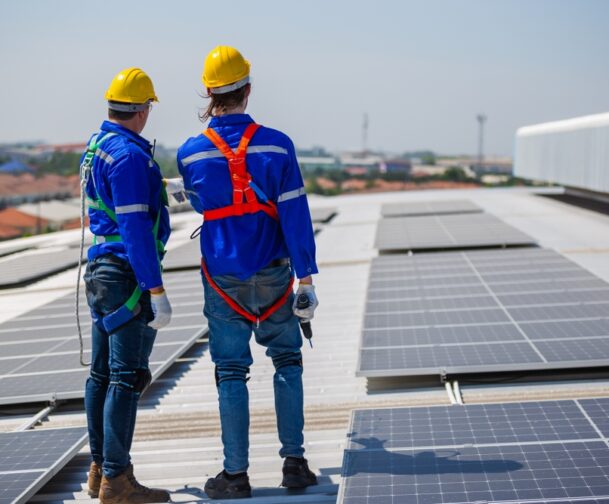 Technicians,Are,Inspecting,Standards,Of,Solar,Panels,On,Roof,Of